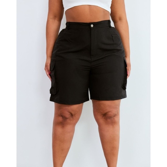 Pretty Little Thing Plus Black Pocket Front Cargo Shorts in size 30 - Picture 5 of 6
